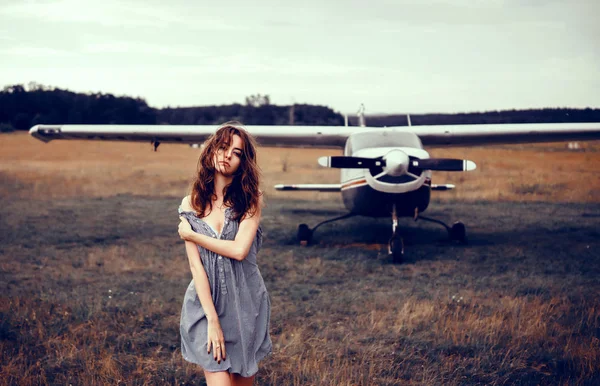 Piękna Kobieta Portret Portret Ulicy Dworzu Modelka Mucha Lotnisko Samolot — Zdjęcie stockowe