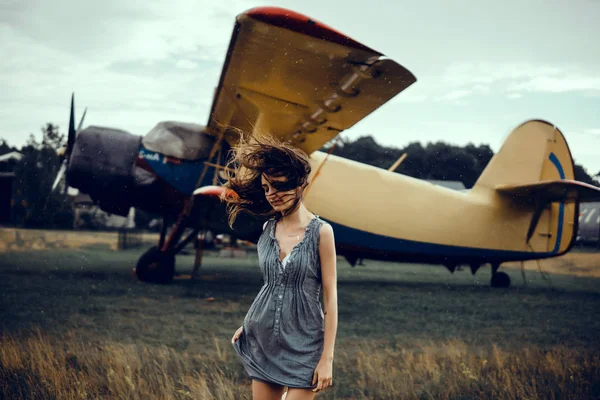 ストリート 屋外の肖像画 ファッション モデル フライ 飛行機 空美の女性の肖像画 — ストック写真