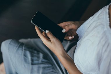 Genç güzel kafede, telefon kullanan kadın çikolata yemek, kokteyl, güler yüzlü, suyu, gülen yüz, açık yakın portre kadar için dokunmatik ekran,