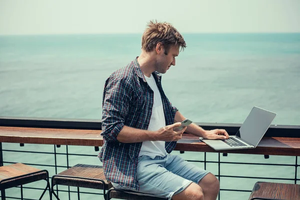 Joven Hombre Guapo Usando Teléfono Cafetería Comer Chocolate Cóctel Bebida — Foto de Stock