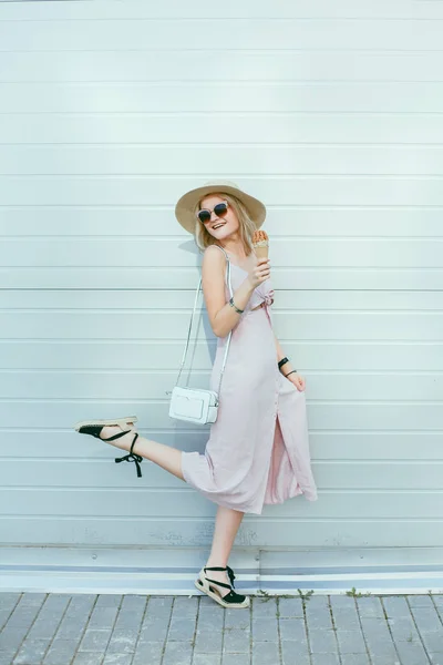 Beauty Woman Posing Street Outdoor Fashion Portrait — Stock Photo, Image