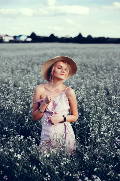 Beauté Femme Posant Dans Rue Portrait Mode Plein Air — Photo