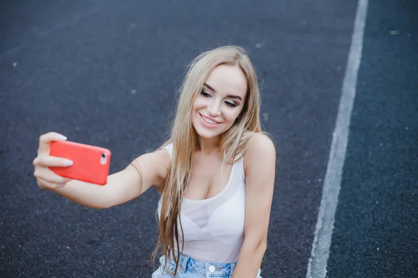 Jovem Beleza Menina Cabelo Roxo Fazer Selfie Smartphone Rosto Feliz — Fotografia de Stock