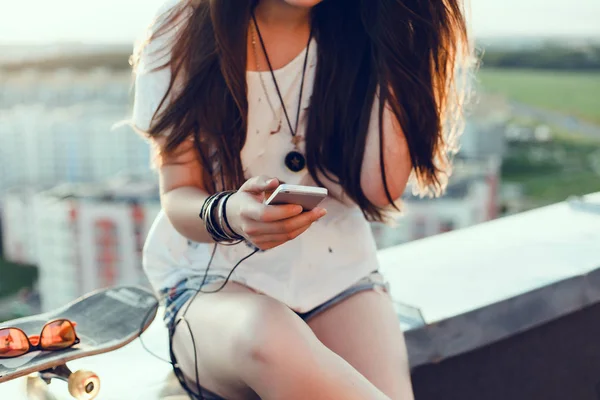Genç Güzel Kız Mor Saç Akıllı Telefon Mutlu Yüz Açık — Stok fotoğraf