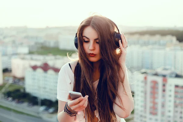 Junge Schönheit Mädchen Lila Haare Machen Selfie Auf Smartphone Glückliches Stockbild