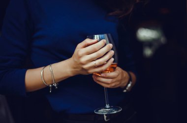 Nina kazaklı güzel bir kız restoranda, kafede bir bardaktan Apelol şarabı içiyor, iyi bir hafta sonu geçiriyor, şık bir modaya uygun bir kadın, esmer, duygusal, açık hava hipster portresi