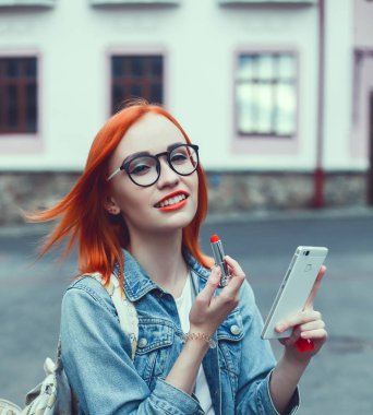 bir sırt çantası ile bir elbise içinde sokakta poz genç güzel kız