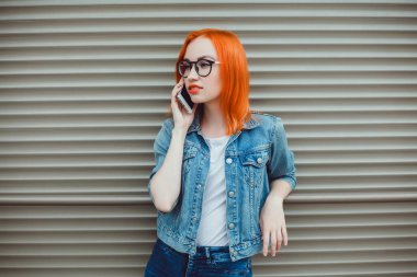 genç güzel kız internette sörf, kafede bir akıllı telefon kullanır