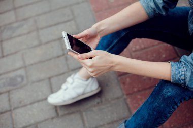 genç güzel kız internette sörf, kafede bir akıllı telefon kullanır