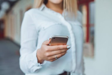genç güzel kız internette sörf, kafede bir akıllı telefon kullanır