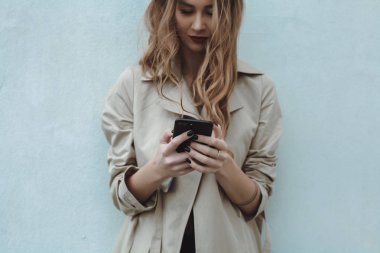 genç güzel kız internette sörf, kafede bir akıllı telefon kullanır