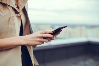genç güzel kız internette sörf, kafede bir akıllı telefon kullanır