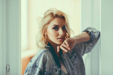 Stüdyoda güzel kadın portresi, izole edilmiş, sarı renk, kırmızı dudaklar, tatlı, mutlu yüz, gülümseme, esmer kadın, ev, kot, şirin. Saçların güzelmiş.