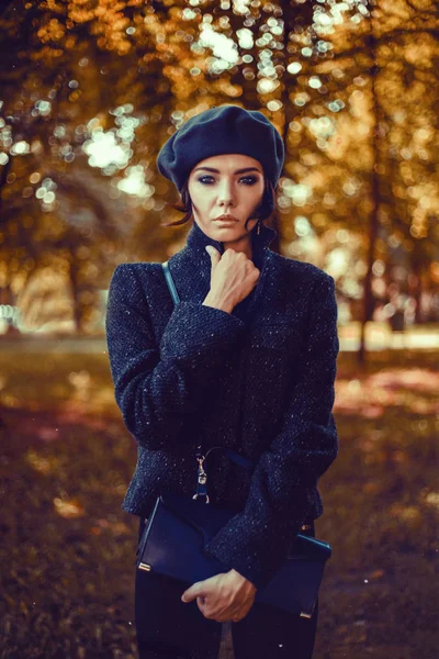 Young Brunette Girl Black Standing Watching Sunset City Sun Shines — Stock Photo, Image