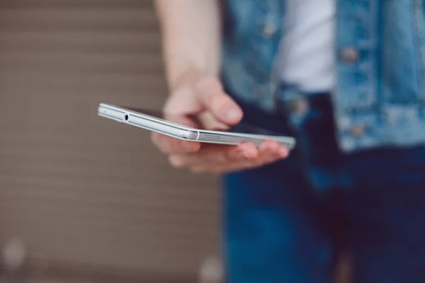 Mladá Krásná Dívka Používá Smartphone Kavárně Surfování Internetu — Stock fotografie