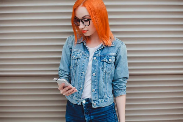 Young Beautiful Girl Uses Smartphone Cafe Surfing Internet — Stock Photo, Image