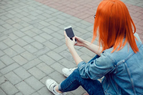 Młoda Piękna Dziewczyna Używa Smartfona Kawiarni Surfowanie Internecie — Zdjęcie stockowe