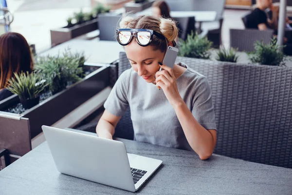 Joven Hermosa Chica Utiliza Ordenador Portátil Cafetería Navegar Internet — Foto de Stock