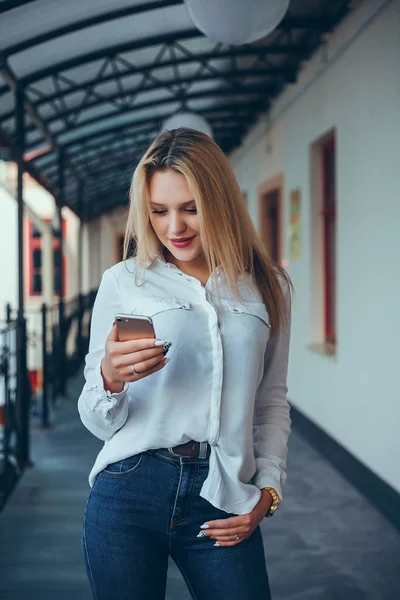 Junges Schönes Mädchen Benutzt Smartphone Café Surft Internet — Stockfoto