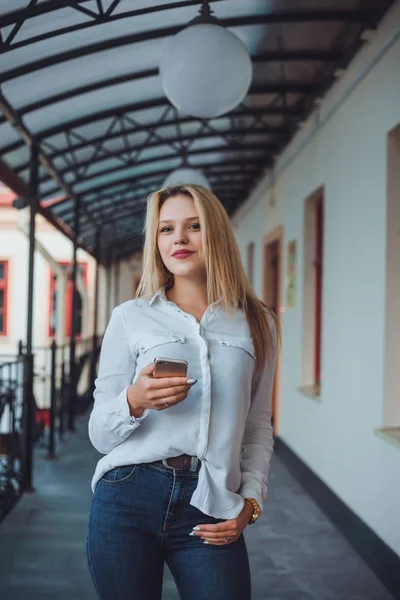 Jovem Menina Bonita Usa Smartphone Café Navegar Internet — Fotografia de Stock