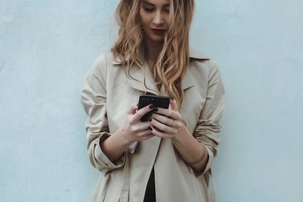 Joven Hermosa Chica Utiliza Teléfono Inteligente Cafetería Navegar Internet —  Fotos de Stock