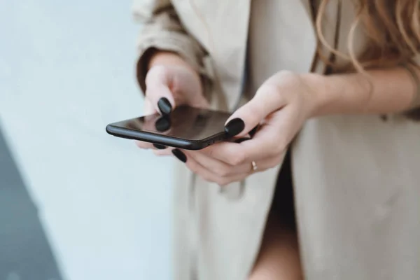 Joven Hermosa Chica Utiliza Teléfono Inteligente Cafetería Navegar Internet —  Fotos de Stock