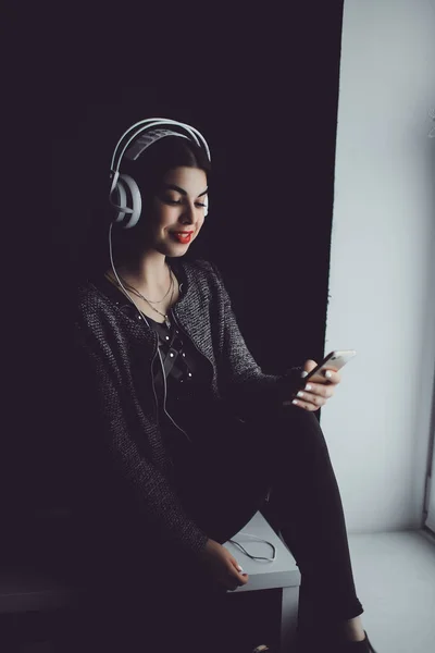 年轻女子在耳机听音乐 使用智能手机 户外嬉皮士肖像 — 图库照片