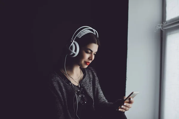 Молодая Женщина Слушает Музыку Наушниках Используя Смартфон Открытый Портрет Хипстера — стоковое фото