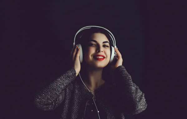 年轻女子在耳机听音乐 使用智能手机 户外嬉皮士肖像 — 图库照片