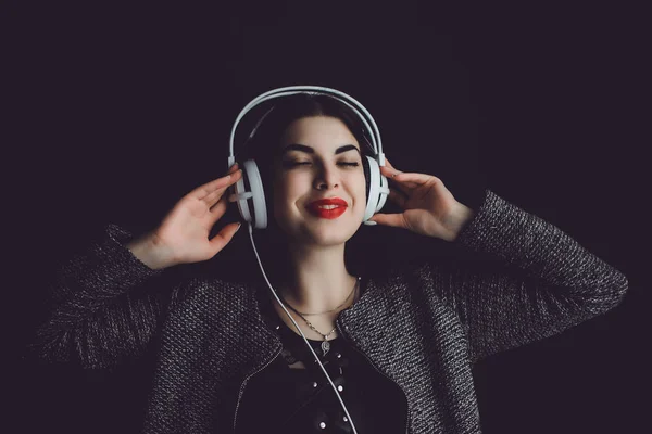 Jonge Vrouw Luisteren Muziek Koptelefoon Met Behulp Van Smartphone Outdoor — Stockfoto