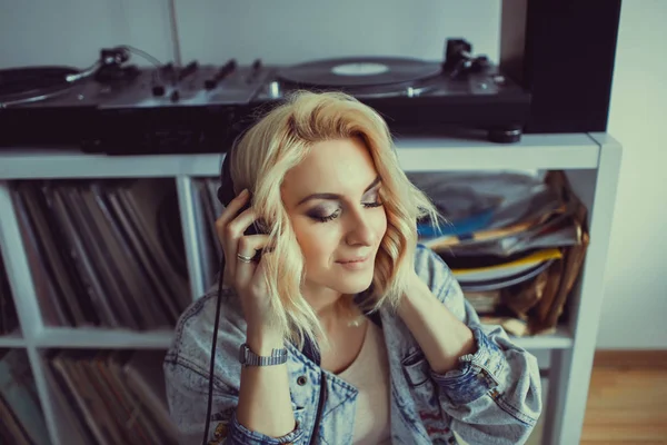 Kulaklıkla Müzik Dinleyen Akıllı Telefon Kullanan Genç Kadın Açık Hava — Stok fotoğraf
