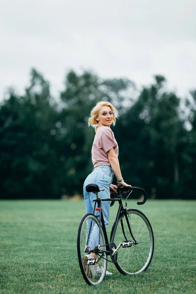 美女使用自行车在街上 户外嬉皮士肖像 运动女孩 — 图库照片