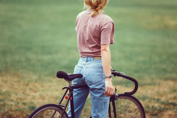 Ομορφιά Γυναίκα Χρησιμοποιώντας Ποδήλατο Στο Δρόμο Υπαίθρια Χίπστερ Πορτρέτο Άθλημα — Φωτογραφία Αρχείου