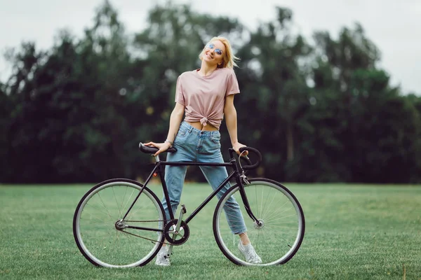 Mujer Belleza Usando Bicicleta Calle Retrato Hipster Aire Libre Chica —  Fotos de Stock