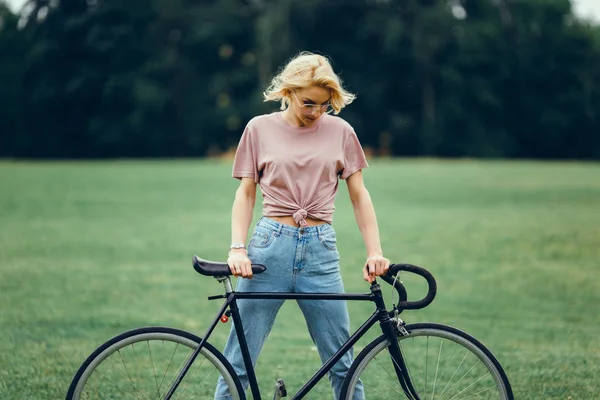Красота Женщина Велосипедом Улице Открытый Портрет Хипстера Спортивная Девушка — стоковое фото