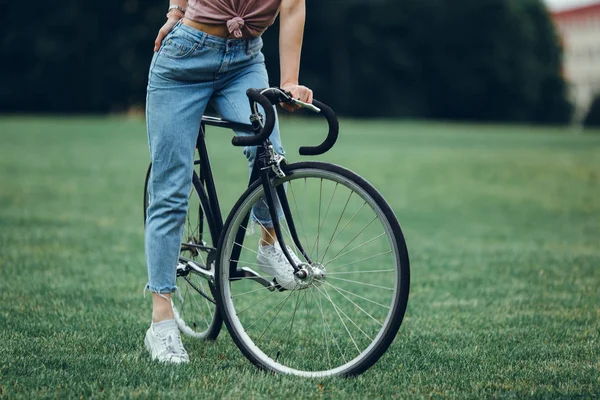 Красота Женщина Велосипедом Улице Открытый Портрет Хипстера Спортивная Девушка — стоковое фото