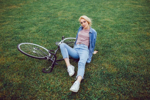 Mulher Beleza Usando Bicicleta Parque Retrato Hipster Modelo Moda Esporte — Fotografia de Stock