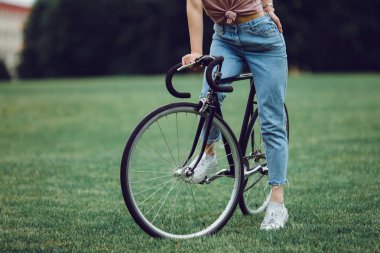 Bisiklet, açık hipster portre ile sokakta poz Güzellik kadın, 