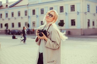 genç güzellik kadın vintage kamera, kadın fotoğrafçı, cipsçi, sokak muhabiri fotoğraf çeker