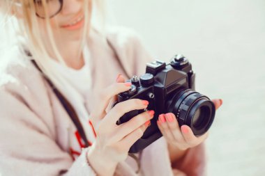 genç güzellik kadın vintage kamera, kadın fotoğrafçı, cipsçi, sokak muhabiri fotoğraf çeker