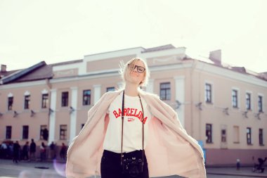 genç güzellik kadın vintage kamera, kadın fotoğrafçı, cipsçi, sokak muhabiri fotoğraf çeker