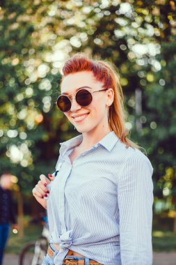 bir sırt çantası ile bir elbise içinde sokakta poz genç güzel kız