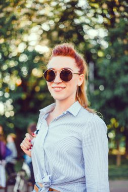 bir sırt çantası ile bir elbise içinde sokakta poz genç güzel kız