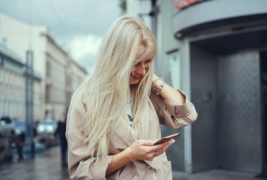 genç güzel kız internette sörf, kafede bir akıllı telefon kullanır