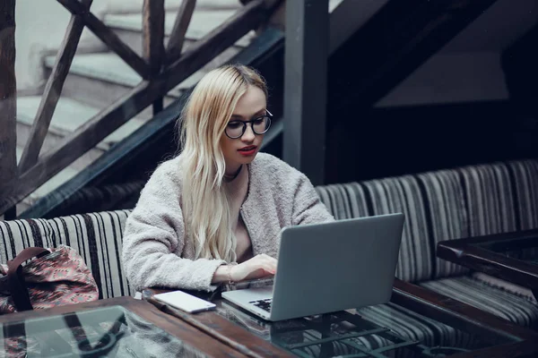 Joven Hermosa Chica Utiliza Ordenador Portátil Cafetería Navegar Internet — Foto de Stock