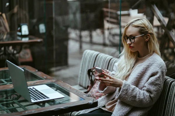 Joven Hermosa Chica Utiliza Ordenador Portátil Cafetería Navegar Internet — Foto de Stock