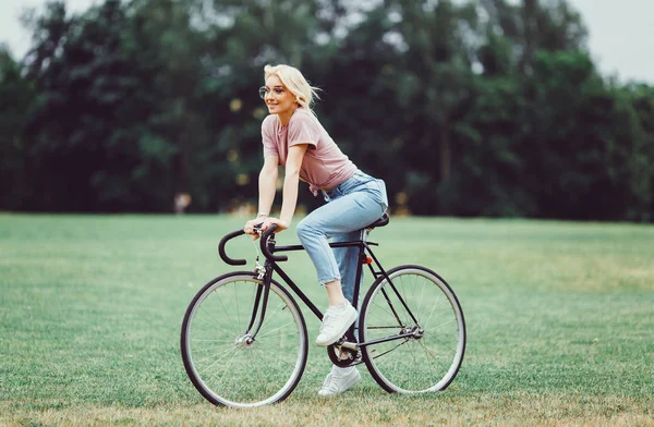 Femme Beauté Posant Dans Rue Avec Vélo Portrait Hipster Extérieur — Photo