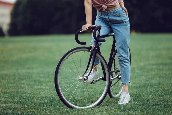 Красуня Жінка Позує Вулиці Велосипедом Зовнішній Хіпстерський Портрет — стокове фото