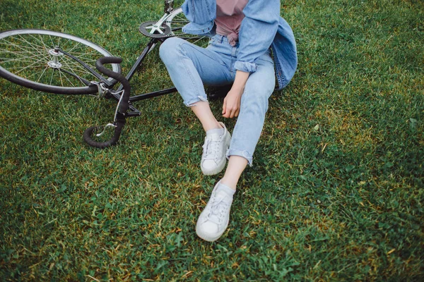 Mulher Beleza Posando Rua Com Bicicleta Retrato Hipster Livre — Fotografia de Stock