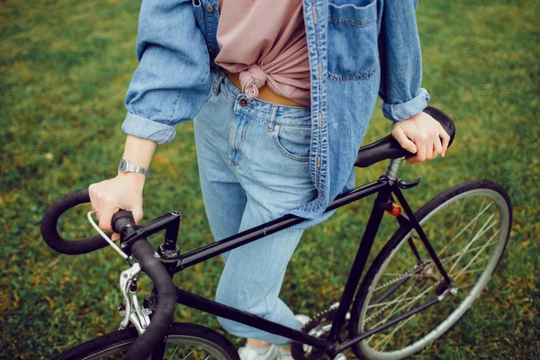 Mulher Beleza Posando Rua Com Bicicleta Retrato Hipster Livre — Fotografia de Stock